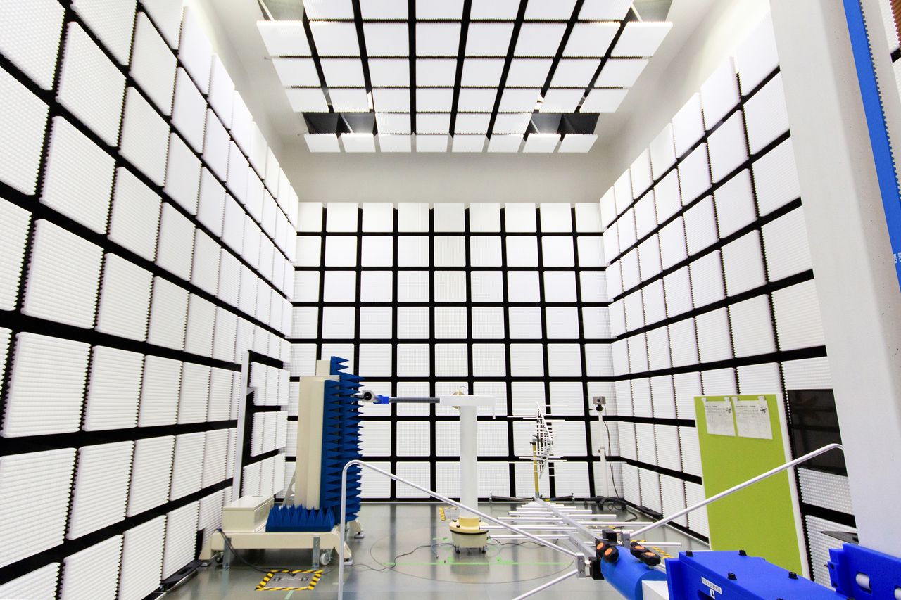 This shielded room blocks electromagnetic radiation from the outside, while containing internally produced radiation and damping reflections. Clean rooms, X-ray and CT scanners, and 3D motion capture facilities are also available.