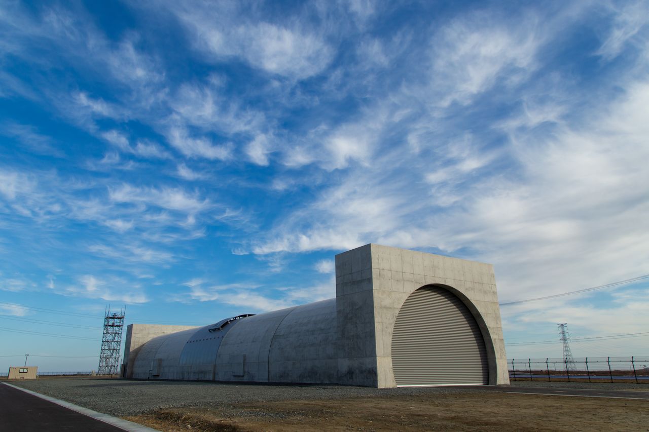 The test tunnel can be sealed with shutters on both ends.