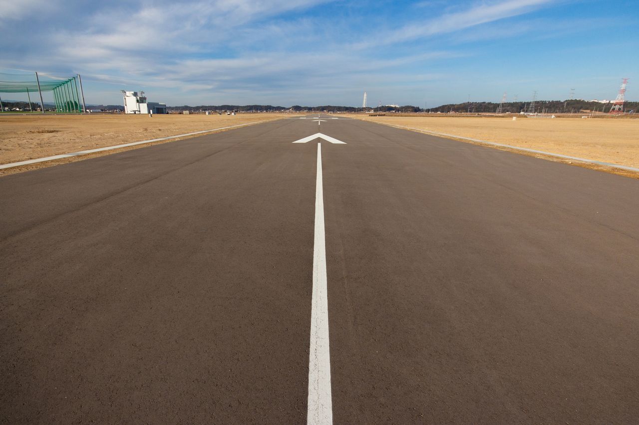 The Minami-Sōma runway is 500 meters long and 20 meters wide and features a hangar with basic servicing facilities.