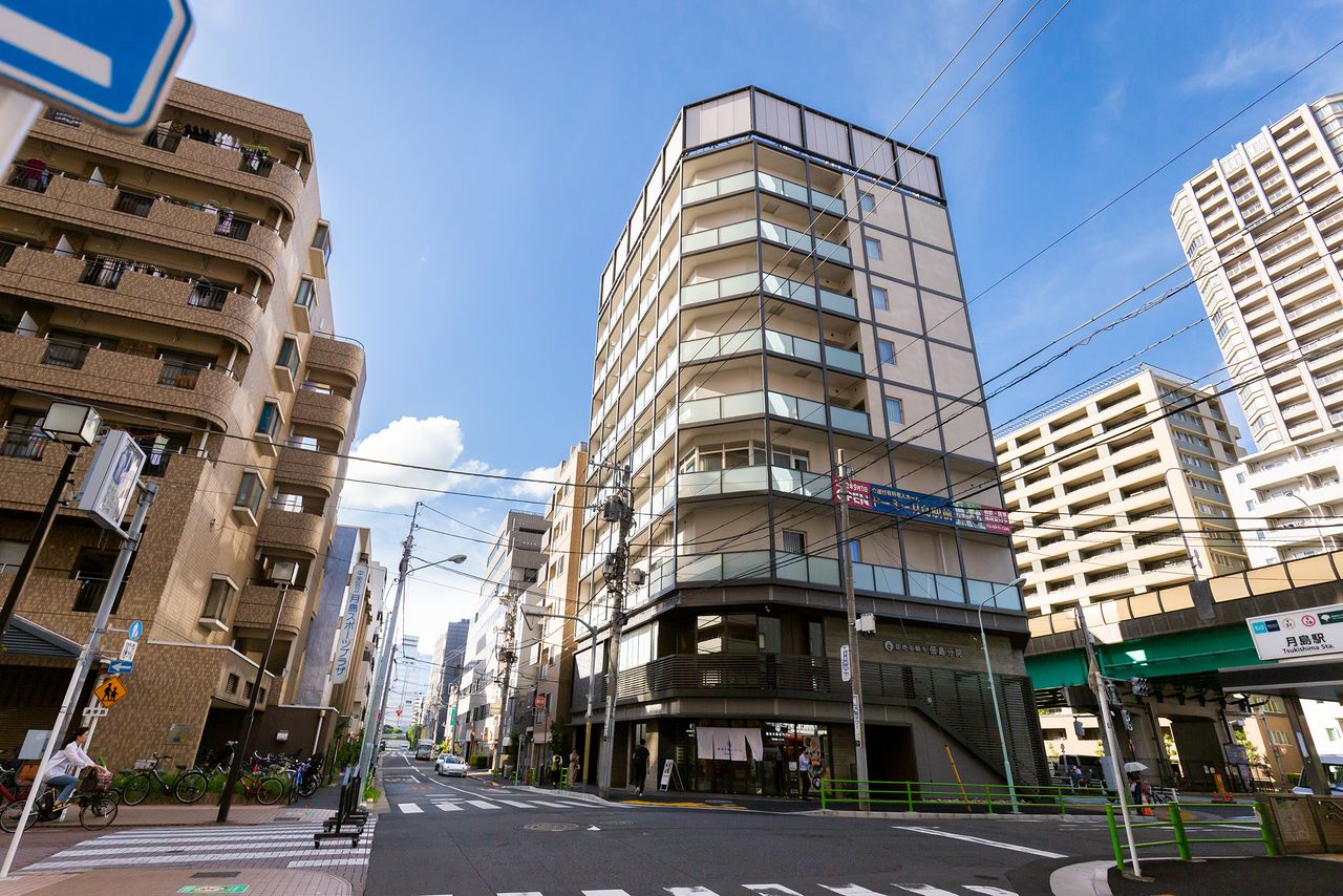 The Tsukiji Honganji Tsukuda Building is adjacent to Tsukishima Station on Tokyo Metro’s Yūrakuchō Line and the Toei Ōedo Line.