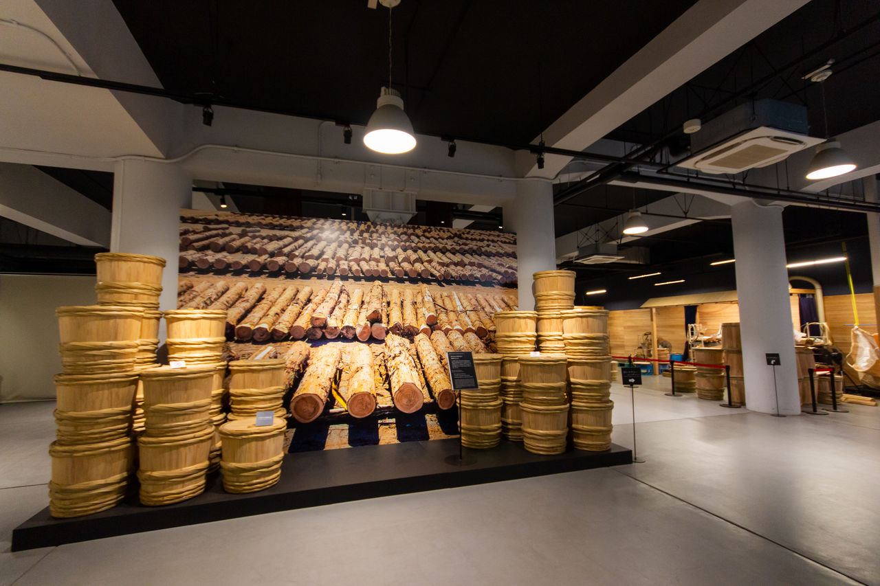 The spacious interior of the Tarusake Meister Factory. To the right is a workshop where workers can be seen making barrels.