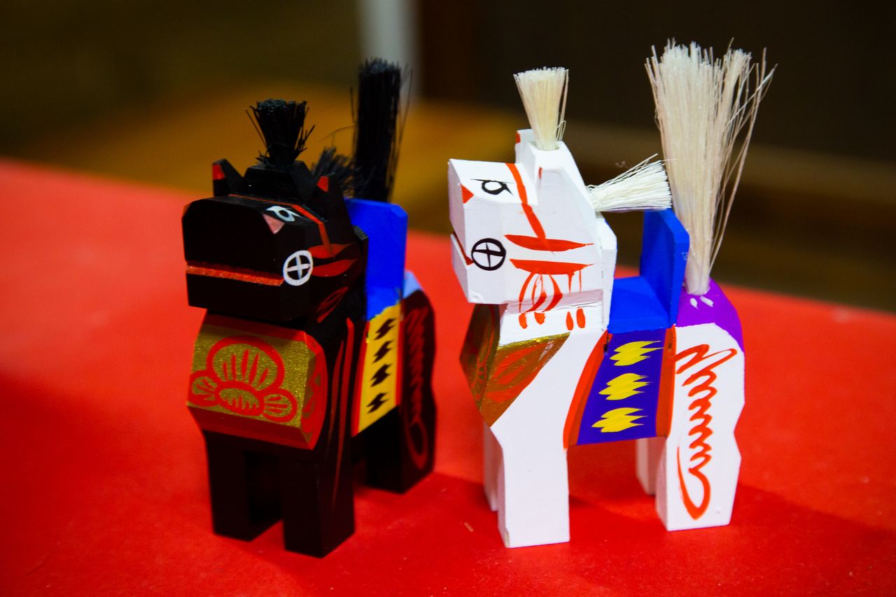 The crisp, angular lines of Miharu-goma horses contrast with the rounded forms of hariko. A Miharu-goma was featured on the New Year stamp for the 1954 Year of the Horse.