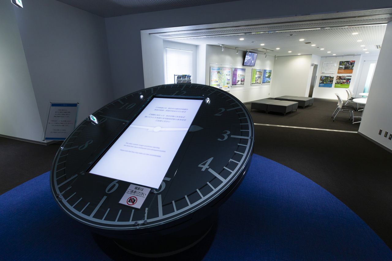 “Remembrance of 3.11” permanently displays the time 2:46 pm, when the Great East Japan Earthquake began. Monitors display damage caused by the earthquake and tsunami. To the rear is an information space, the Revitalization Gallery.