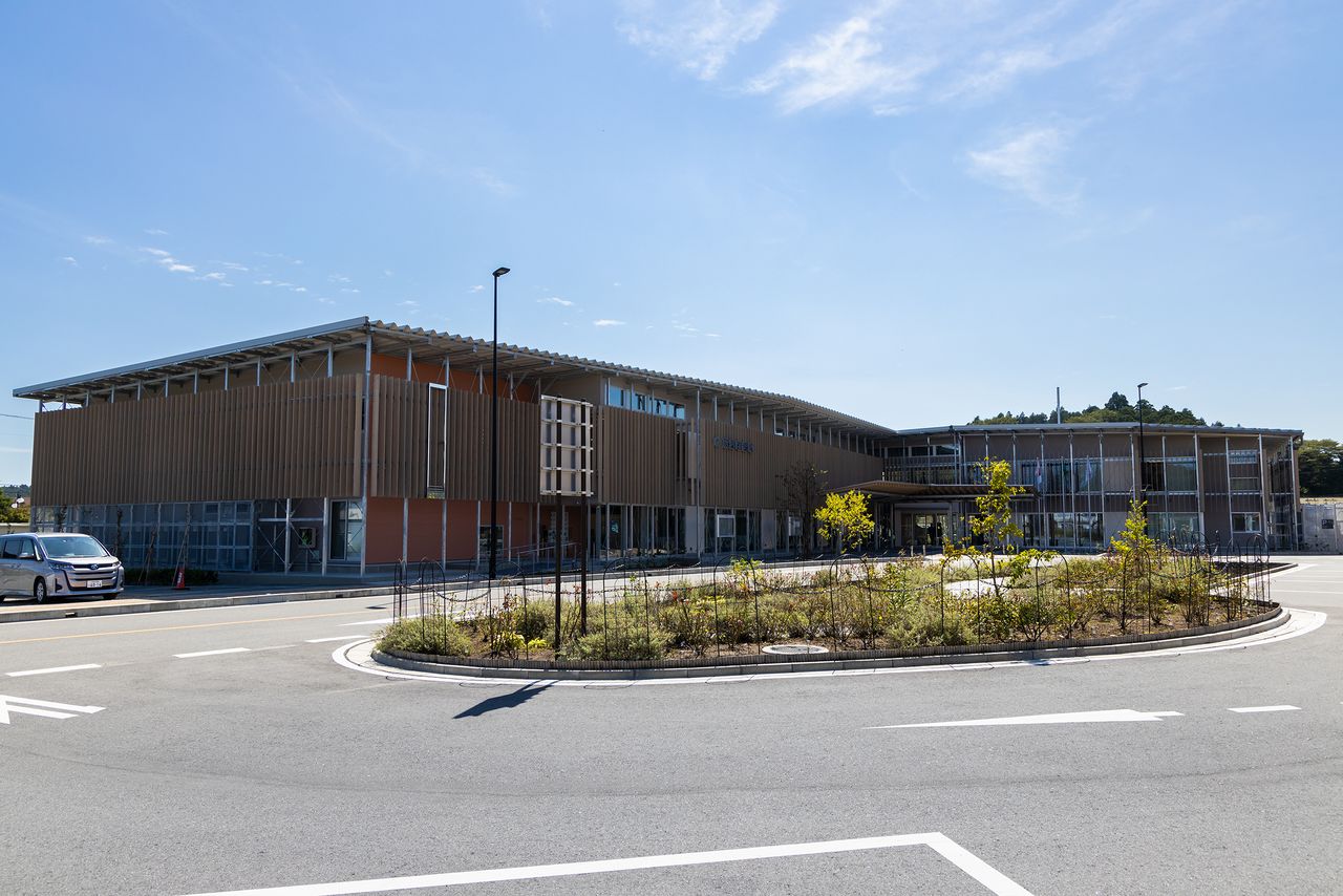 The natural wood construction makes the new municipal building stand out. Futaba had been without a town office since the March 2011 disaster.