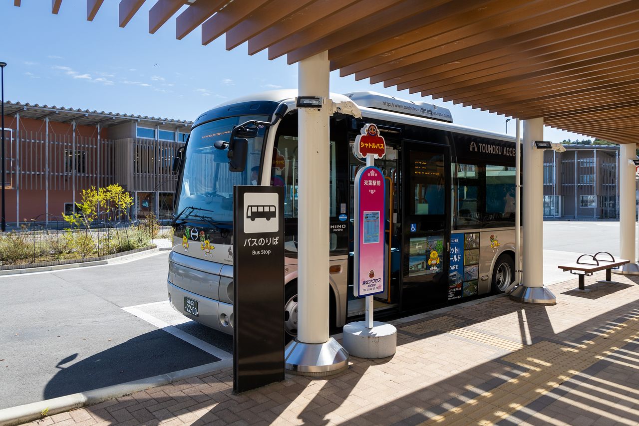 Shuttle buses between the station and the museum are timed to match the train schedule. One-way fare for adult is ¥200 and ¥100 for children. Discount round-trip tickets are also available.