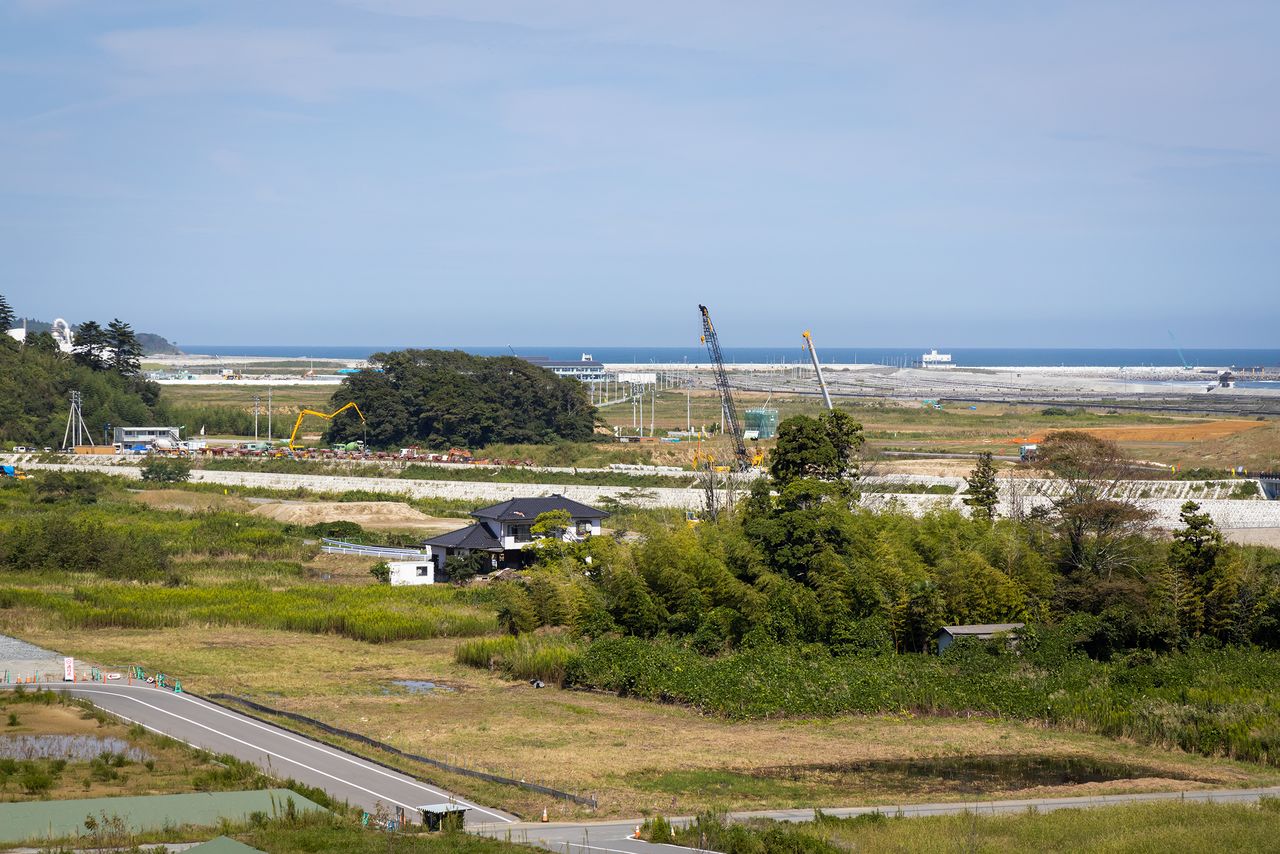 Construction on the Fukushima Prefecture Reconstruction Memorial Park is progressing along the seaside to the northeast. In the foreground, the ruins of houses in the Nakano residential district are visible.