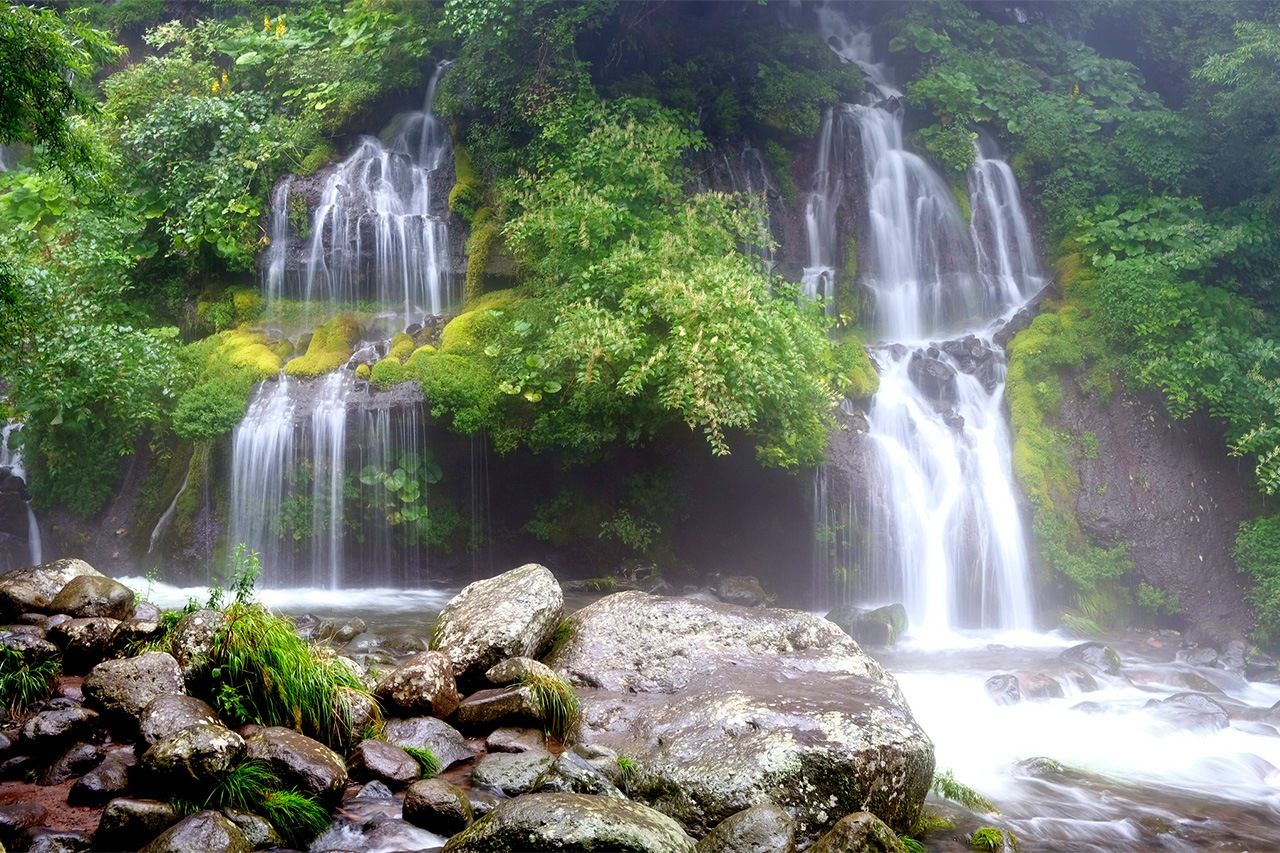 The Goryū Falls are fed from springs to the south of the Yatsugatake Range, one of Yamanashi’s six key water sources. (Courtesy of Nishijima Yasu)