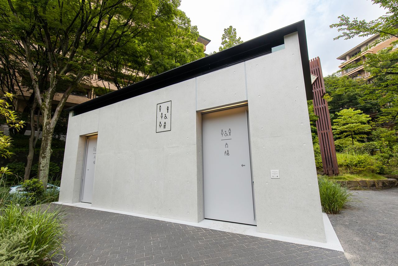The concept behind this building is simplicity and ease of use. Amenities include an ostomate toilet, a wall-mounted baby seat, and a diaper-changing station.