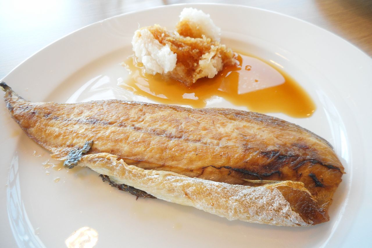 Grilled Norwegian mackerel. (© Kawamoto Daigo)