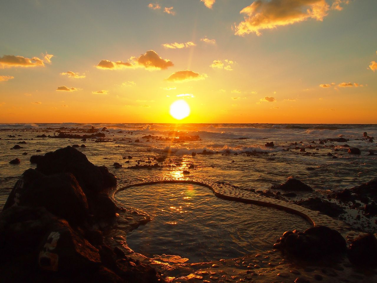 The bath waters gleam in the golden sunset. (Courtesy of the Koganezaki Furōfushi Onsen)