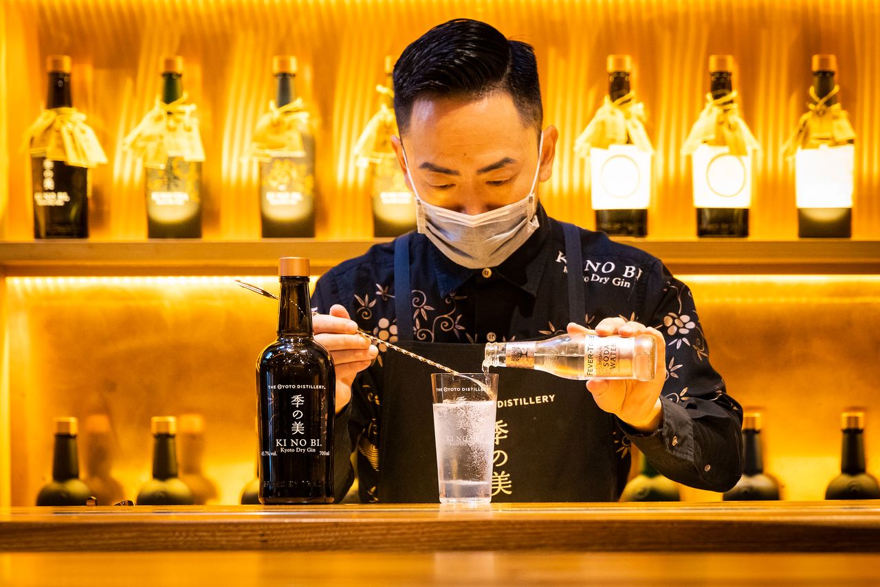 A bartender mixes a drink at the House of Ki no Bi, Kyoto Distillery’s brand shop. Most people drink gin mixed with tonic, but plain soda helps bring out the gin’s uniquely clean delicacy.