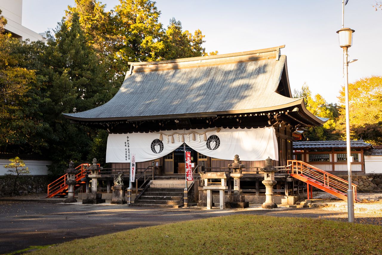 Kasuga Shrine in Seki. Founded as a subbranch of the main shrine in Yamato Province in 1288, it enshrines the guardian deity of blacksmiths.