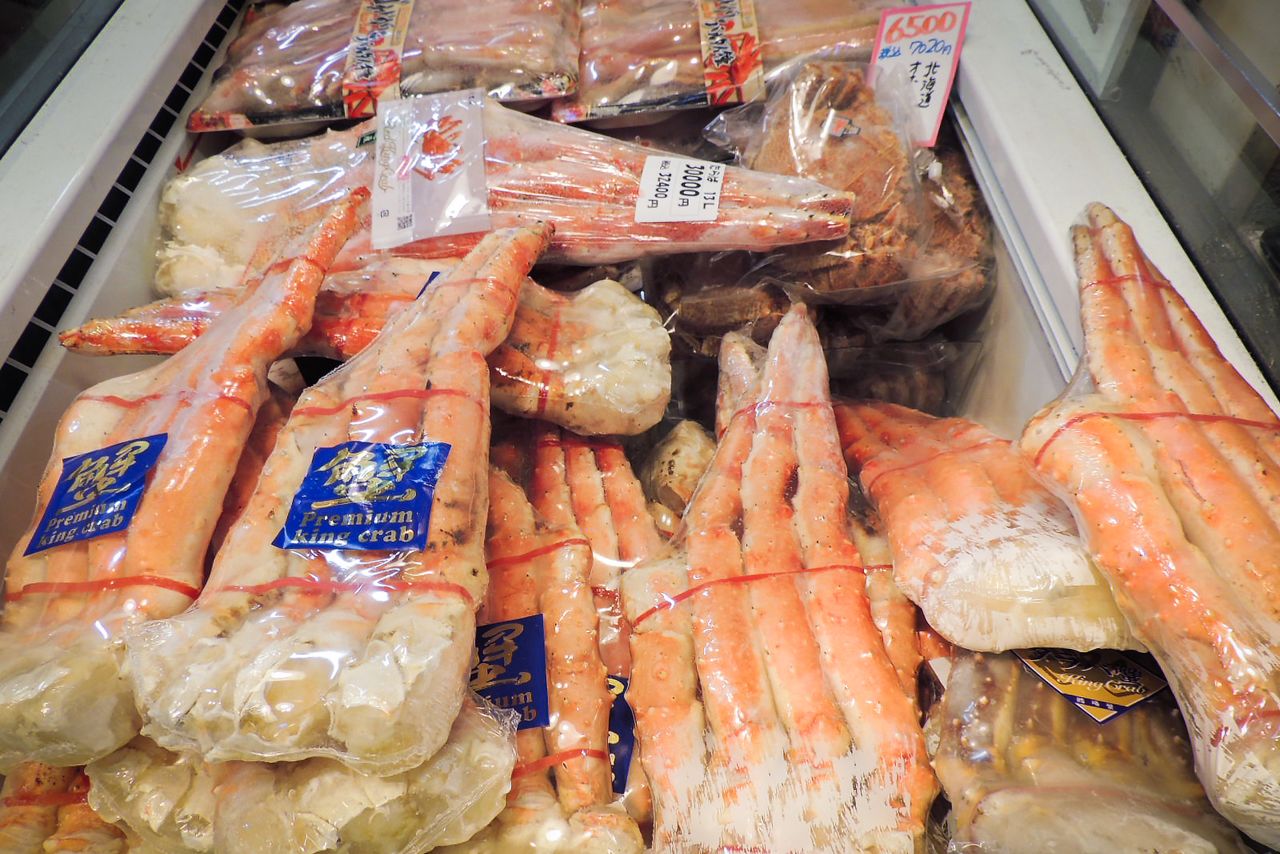 Bundles of king crab legs selling for ¥34,000. Short supplies since 2021 have led to higher prices. (© Kawamoto Daigo)