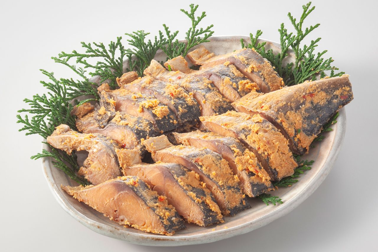 Heshiko, a local delicacy consisting of mackerel pickled in rice bran paste, is increasingly made using fatty mackerel imported from Norway. Some restaurants have a policy of using only domestic mackerel as a way to attract customers. (© Pixta)