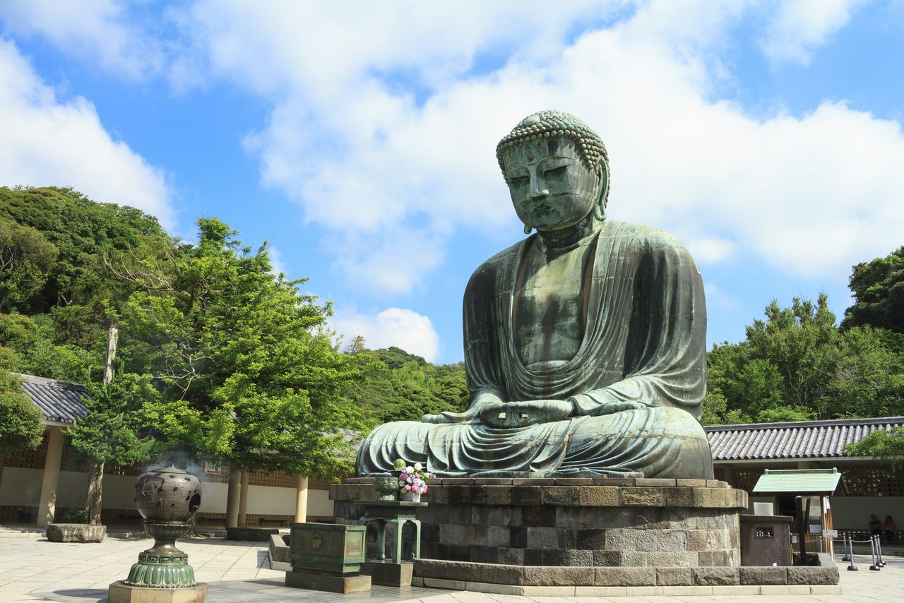 The Great Buddha of Kamakura. The city was the seat of the Kamakura shogunate from 1192 until 1333. (© Pixta)