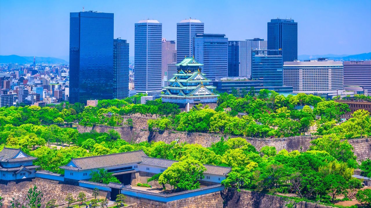 Osaka Castle, reconstructed in 1931, attracts more than 2.5 million visitors each year. (© Pixta)