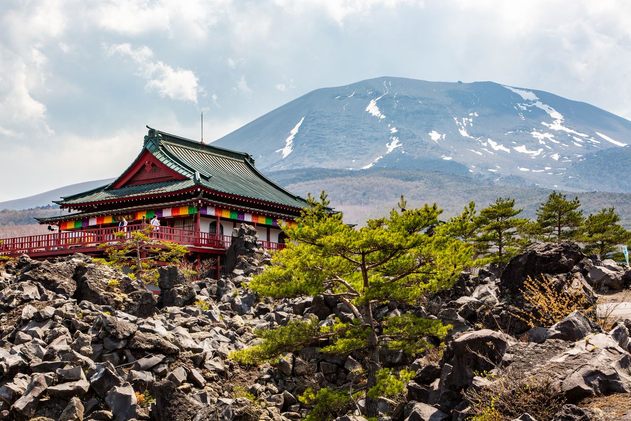 A temple stands in a lava field produced in the 1783 Tenmei eruption on Mount Asama’s northern slope. (© Pixta)