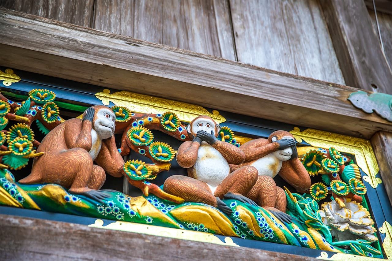 The monkeys at Tōshōgū, part of the shrine’s intricately carved decorations, illustrate the instruction to “hear no evil, speak no evil, and see no evil.” (© Pixta)
