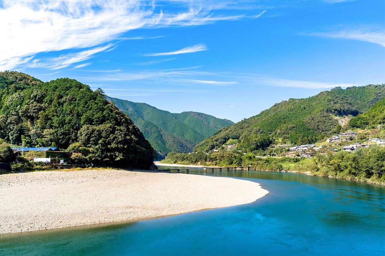 The meandering waters of the Shimanto River. (© Pixta)