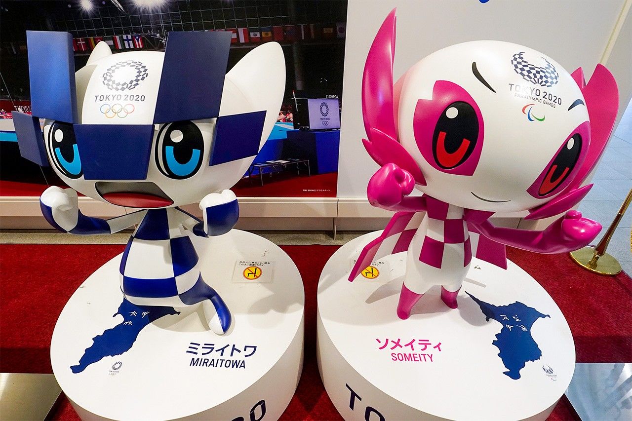 Unlike most prefectures, Tokyo does not have a general mascot associated with it. Miraitowa (left) and Someity were memorable Tokyo 2020 characters. The name for the Olympic mascot Miraitowa derives from the Japanese words for “future” (mirai) and “eternity” (towa) while the name for Paralympic mascot Someity comes from the somei yoshino variety of cherry trees, and also evokes the English “so mighty.” Both designs are influenced by the 2020 logos with their Ichimatsu moyō checkered pattern. (© Jiji)