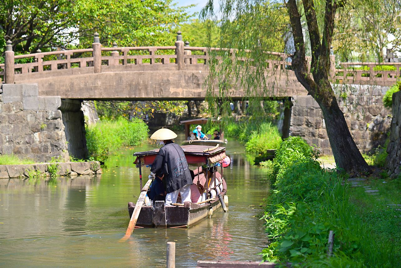 The Hachimanbori canal in Ōmihachiman. (© Pixta)