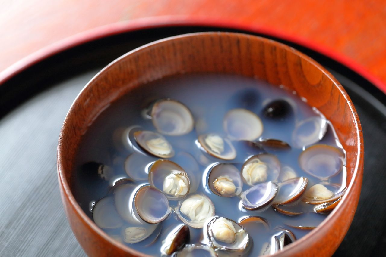 Shijimi clams are said to be good to eat as a cure for a hangover. (© Pixta)