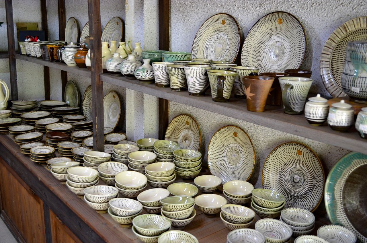 Pieces of Ontayaki pottery. The distinctly designed earthenware tradition is designated an intangible cultural property. (© Pixta)