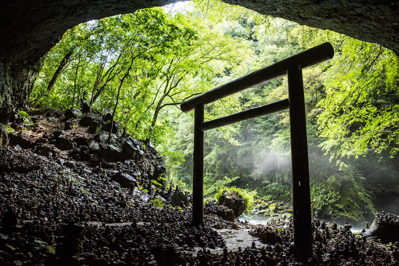 The Amano Yasukawara cave at Amano Iwato Shrine is said to be where the gods plotted to lure Amaterasu out of hiding and restore light to the world. (© Pixta)