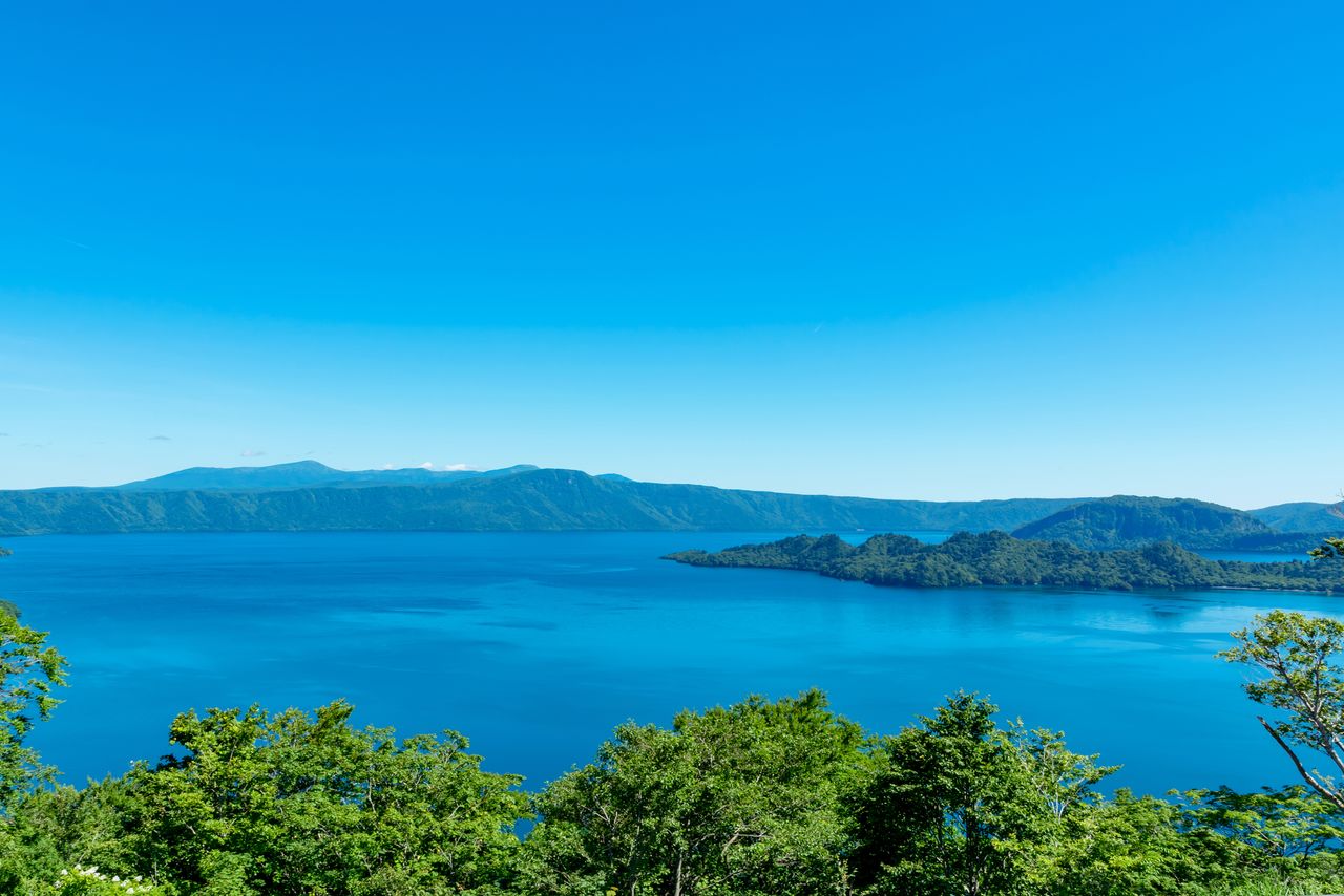 Lake Towada, at 61.0 km2 the twelfth largest lake in Japan, reaches a maximum depth of 327 meters. (© Pixta)