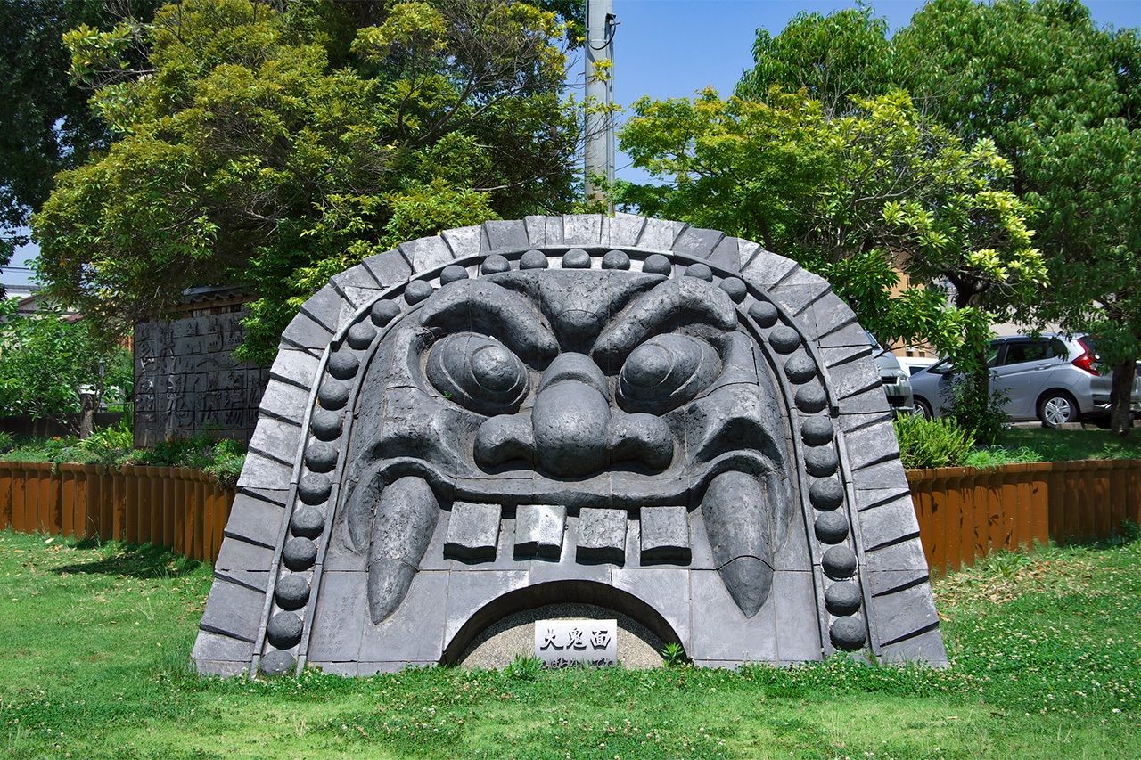 A giant sanshūgawara ceramic tile with an ogre face. The Mikawa area of Aichi has been a center of traditional roof tile production since feudal times. (© Pixta)