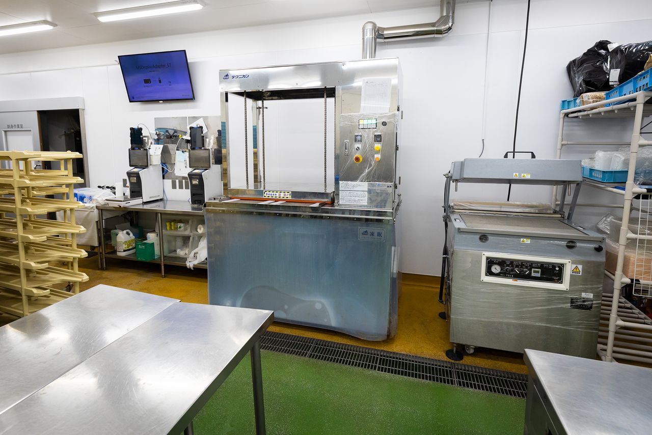 The sushi set is processed using the Tōmin rapid freezing machine (center) and a vacuum packer (right).