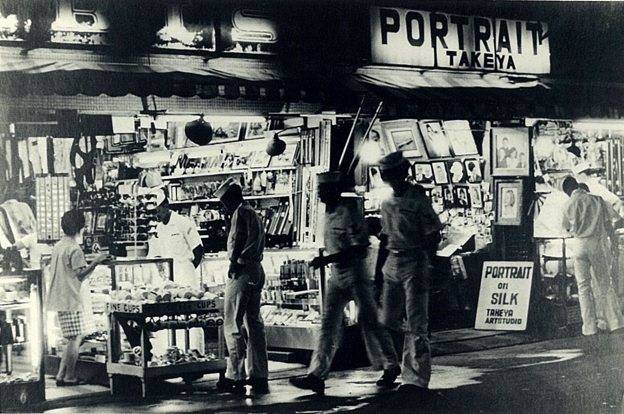 Dobuita Street in the 1970s. The American feel of shops appealed to Japanese youth of the day. (Courtesy the Yokosuka City Chūō Library)