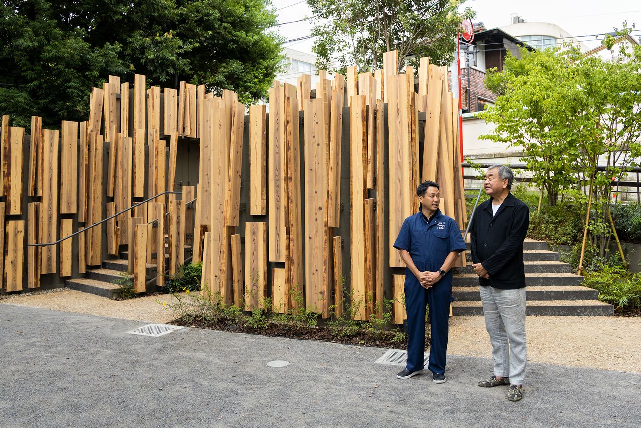 The cedar-clad exterior of the Nabeshima Shōtō Park Toilet, designed by Kuma Kengo, requires diligent maintenance. Kuma (right) is seen here with Sasakawa Junpei, executive director of the Nippon Foundation.