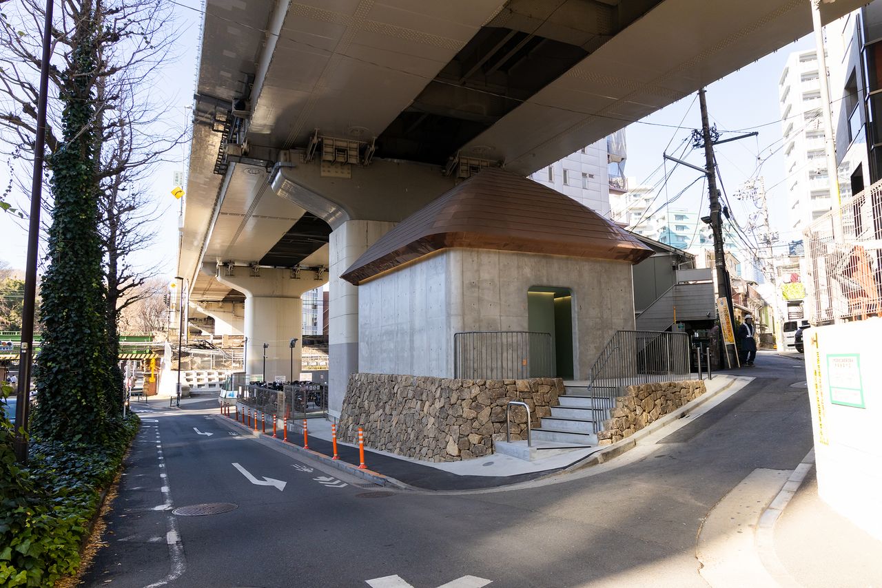 The Urasandō Public Toilet is close to the Yoyogi entrance to Meiji Jingū.