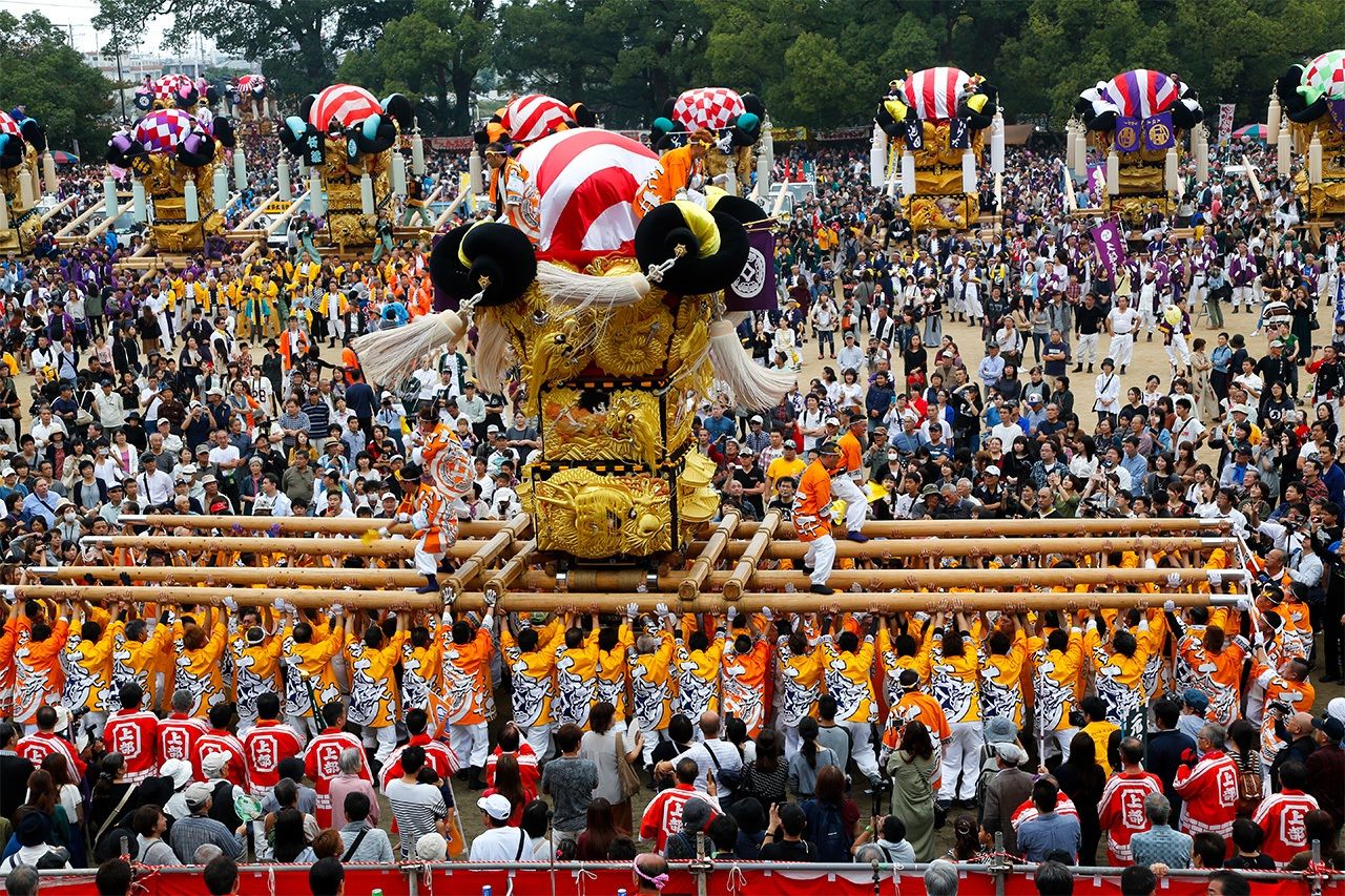 The Niihama Taikomatsuri—held in Niihama, Aichi Prefecture, from October 16 to 18—features floats called taikodai with elaborate canopies embroidered with male and female dragons.