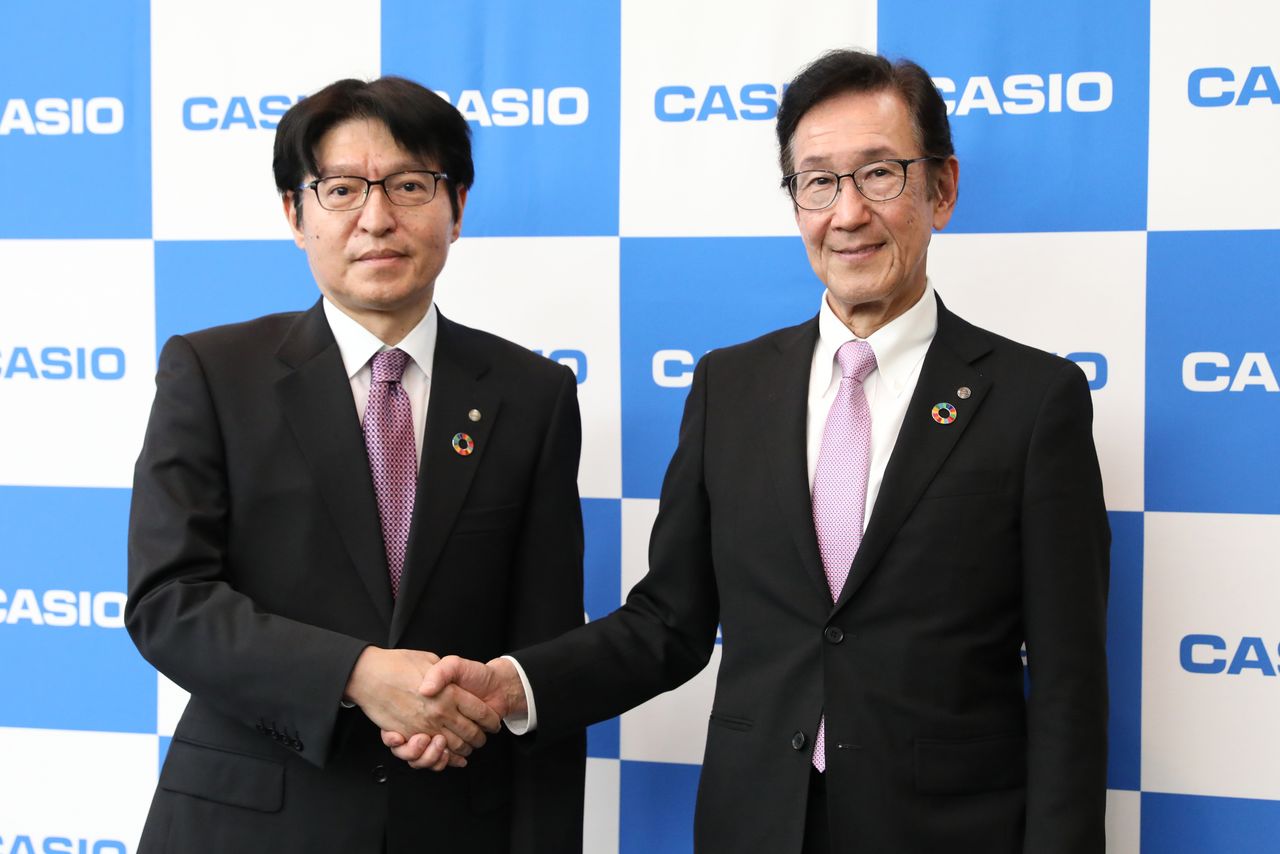 Masuda Yūichi, right, shakes hands with Kashio Kazuhiro the eldest son of founding brother Kashio Kazuo, at a press conference on February 27, 2023. (© Casio)