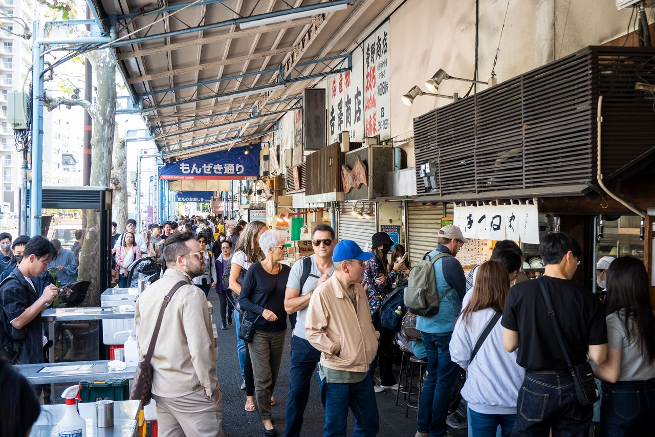 Monzeki-dōri, which runs parallel to main avenue Shin Ōhashi-dōri, is crowded with popular shops offering an array of succulent dishes.