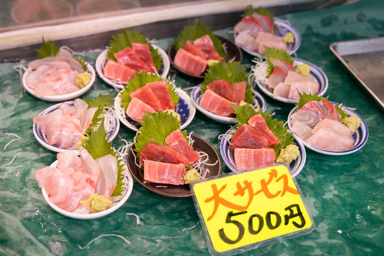 Plates of medium-fatty tuna and seabream can be had for just ¥500.