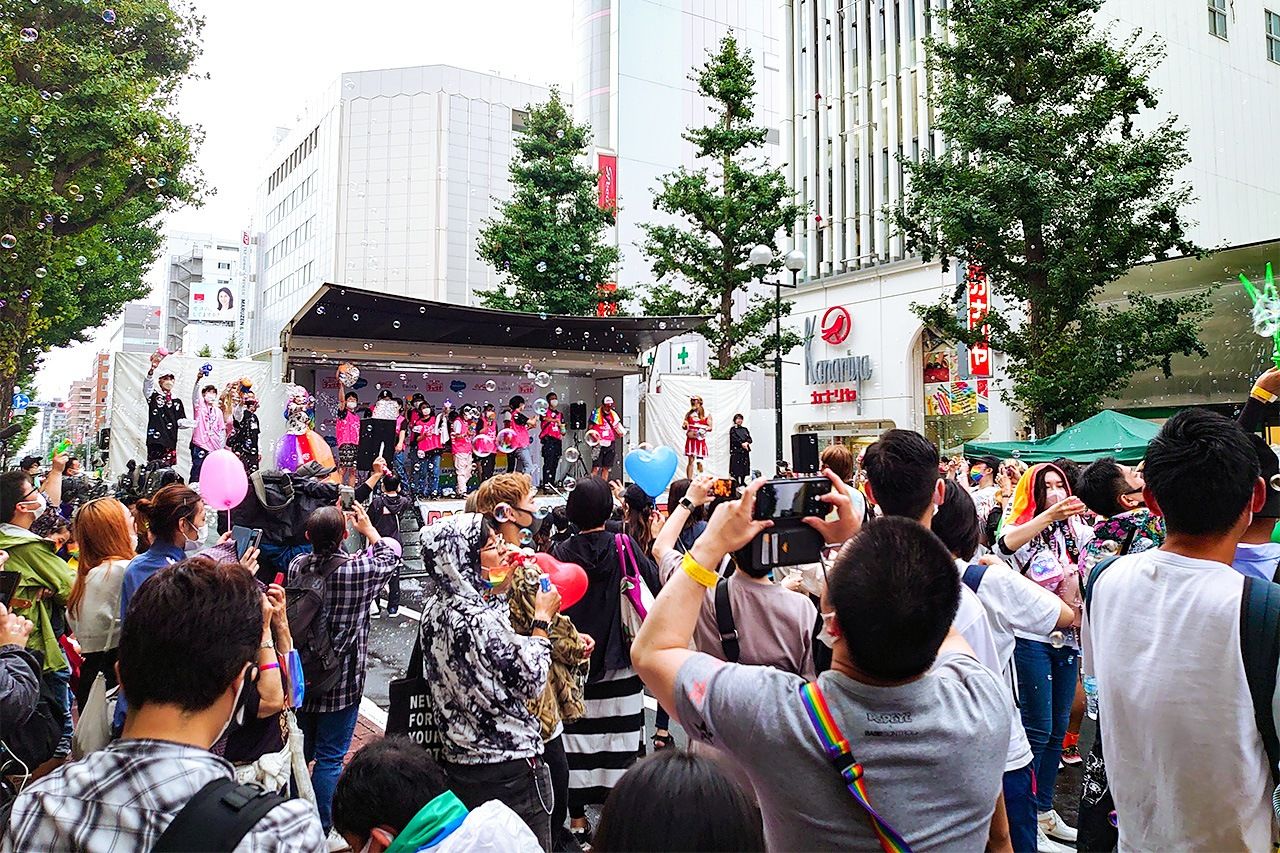 Bubbles are released after the Sapporo Rainbow Pride 2022. (© Li Kotomi)