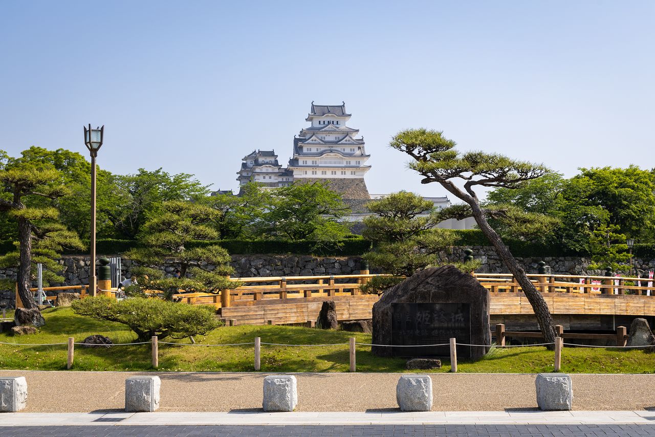 Sakuramon Bridge marks the entrance to Himeji Park, which contains the vast castle grounds. The main keep and other central structures lie some 450 meters away along the twisting routes of the castle complex.