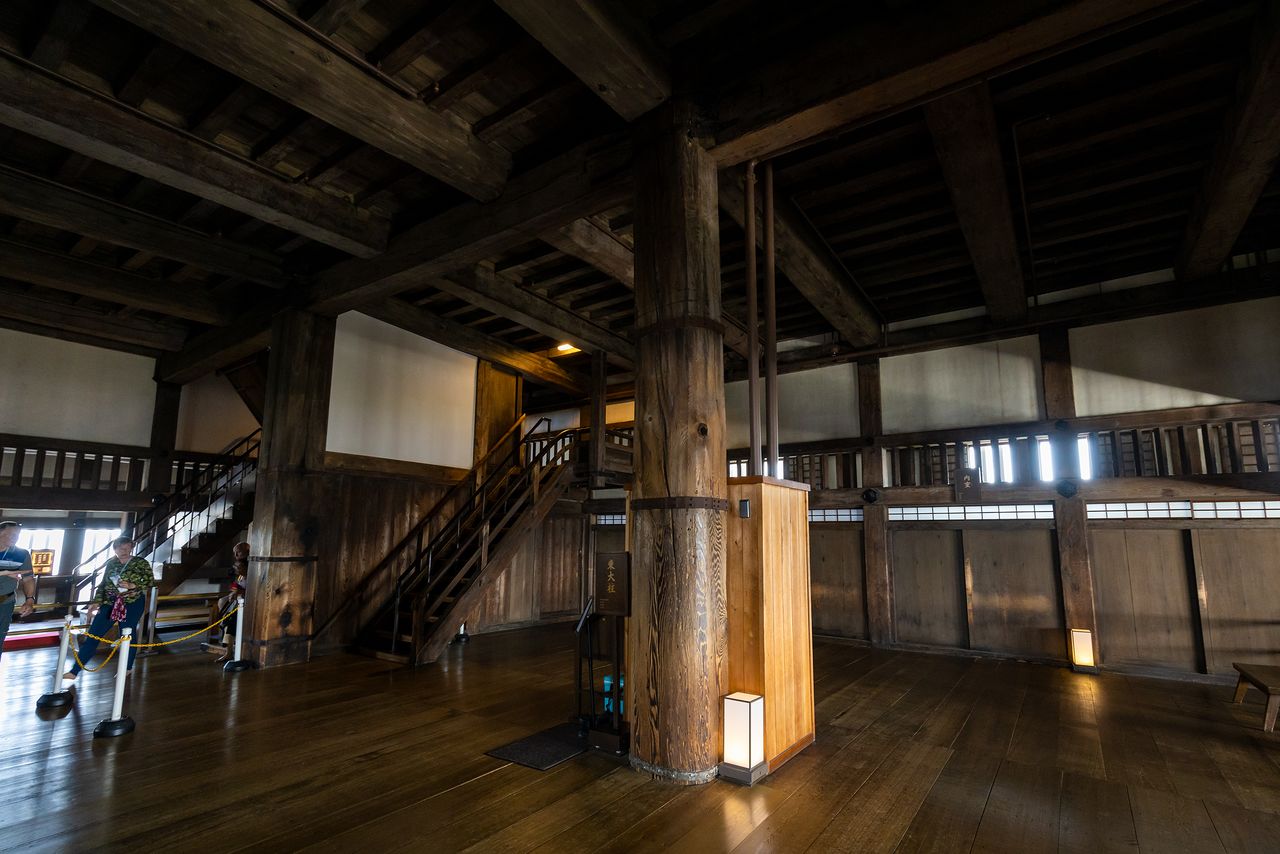 The higashi-ōhashira (foreground) and nishi-ōhashira (adjacent to the stairs) on the third floor of the donjon.