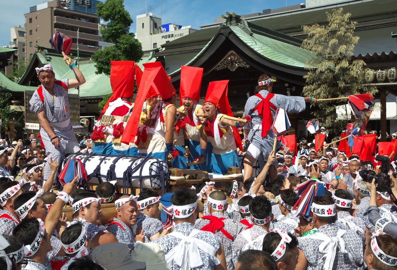 The moyooshi daiko is a festival highlight. (© Haga Library)