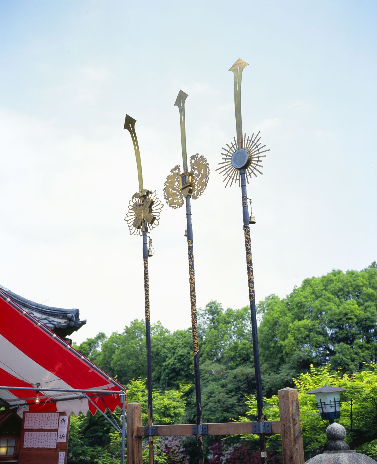 The kenhoko halberds standing in Shinsen’en. These ritual implements, which lead mikoshi portable shrine processions, are said to be the antecedents of the yamahoko. (© Haga Library)