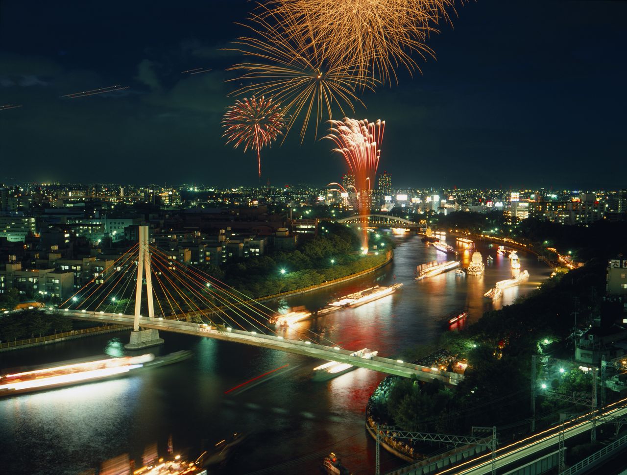 Boats, each illuminated by a bonfire, and the fireworks display along the river. (© Haga Library)