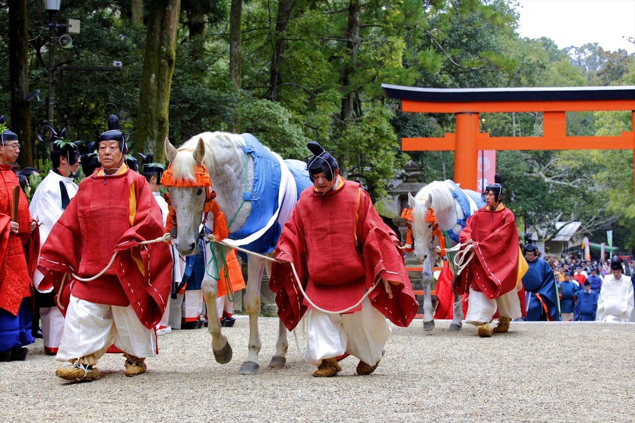 A procession at the Kasuga Festival. (© Matui Yoshihiro)