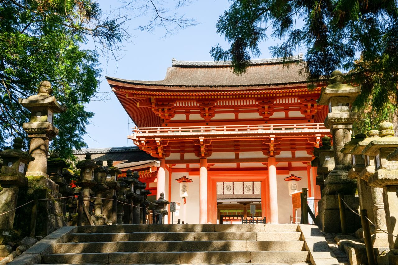 The Nanmon, the “south gate” that serves as the main entrance to the shrine, stands 12 meters high, making it the largest of the shrine’s many two-storied gates.
