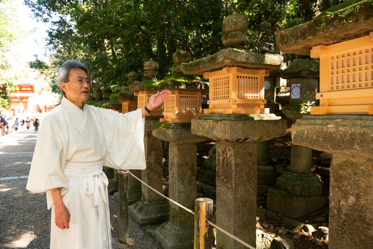 Press officer Akita Shingo explains about the shrine’s stone lanterns. Over 70% of the lanterns still in existence in Japan that predate the Muromachi period are at Kasuga Taisha, which boasts the largest number of lanterns in the country.