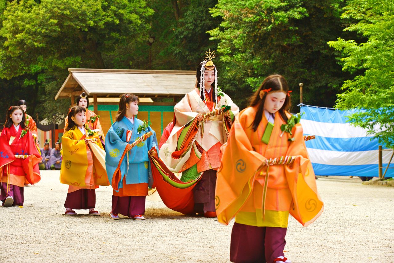 Imperial princesses dedicated to the shrine were called saiō. Nowadays, a woman with the title of saiō-dai participates in the procession as their representative. (© Edit Plus)