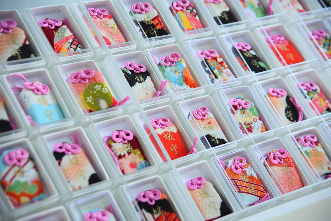 These amulets on sale at the main shrine office are all made from different-patterned fabrics. (© Edit Plus)