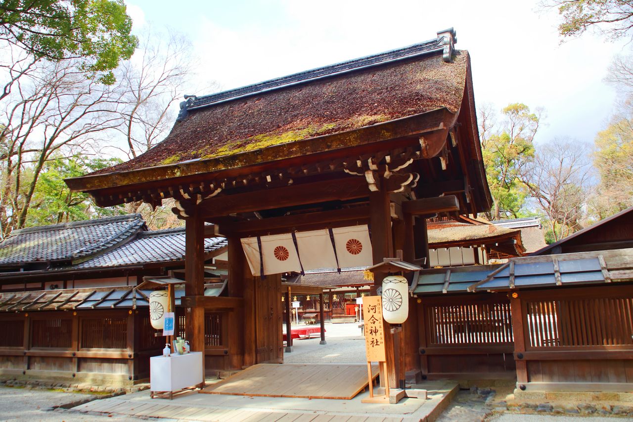 This shrine was the childhood home of Kamo no Chōmei, author of the 1212 Hōjōki (trans. An Account of My Hut), one of Japan’s three great collections of literary jottings. (© Edit Plus)